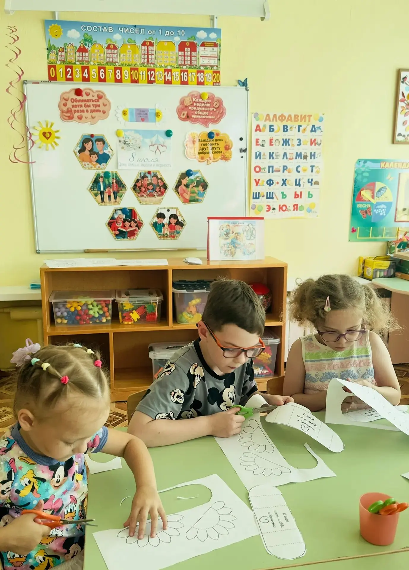 Сегодня наши ребята, дети 12 и 9 групп -создавали праздничную открытку!🌼🌸🌼 
8 июля в России отмеч