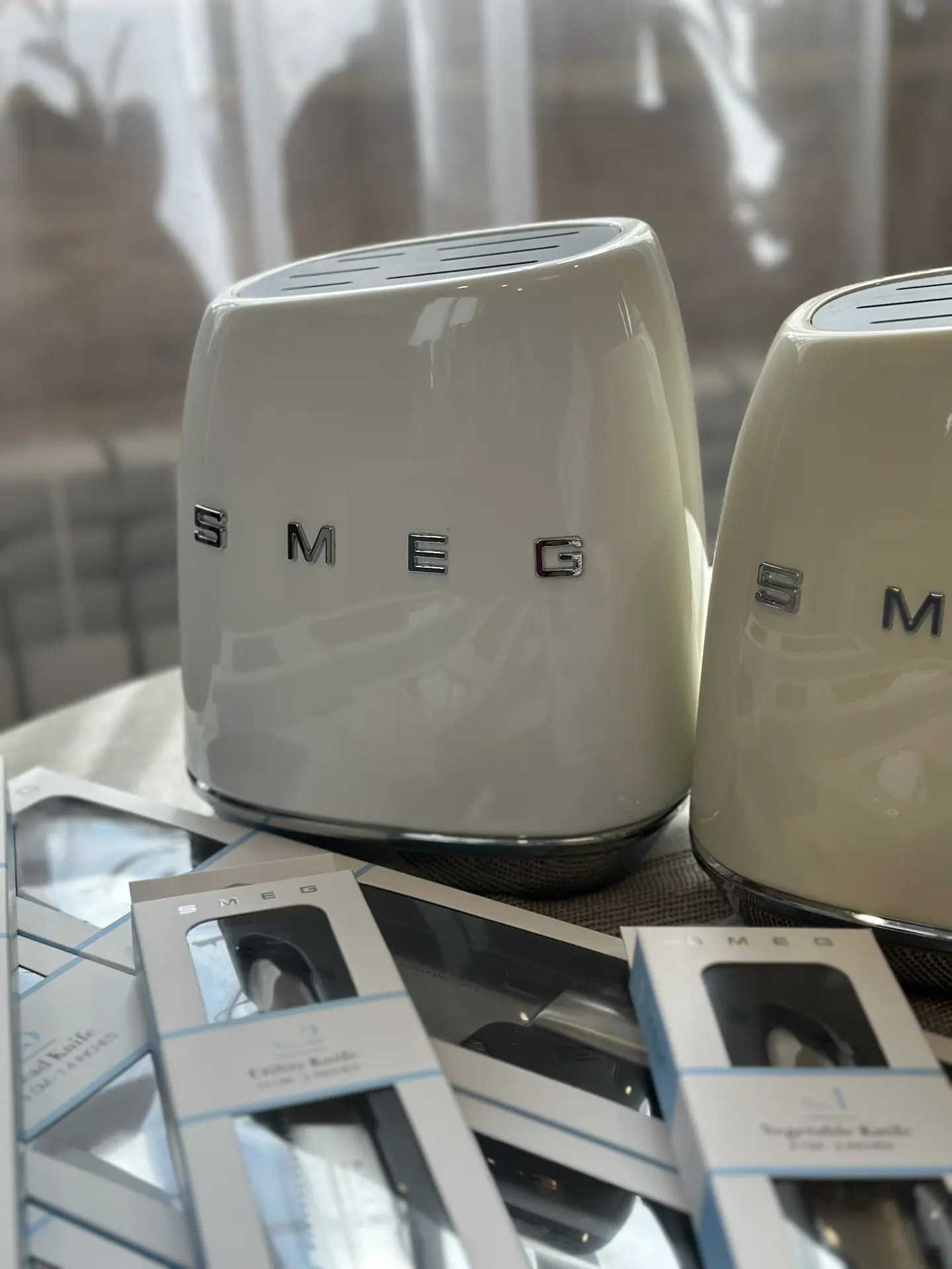 Ножи Smeg на подставке 💫

- изготовлен из высококачественной нержавеющей стали и гарантирует длител
