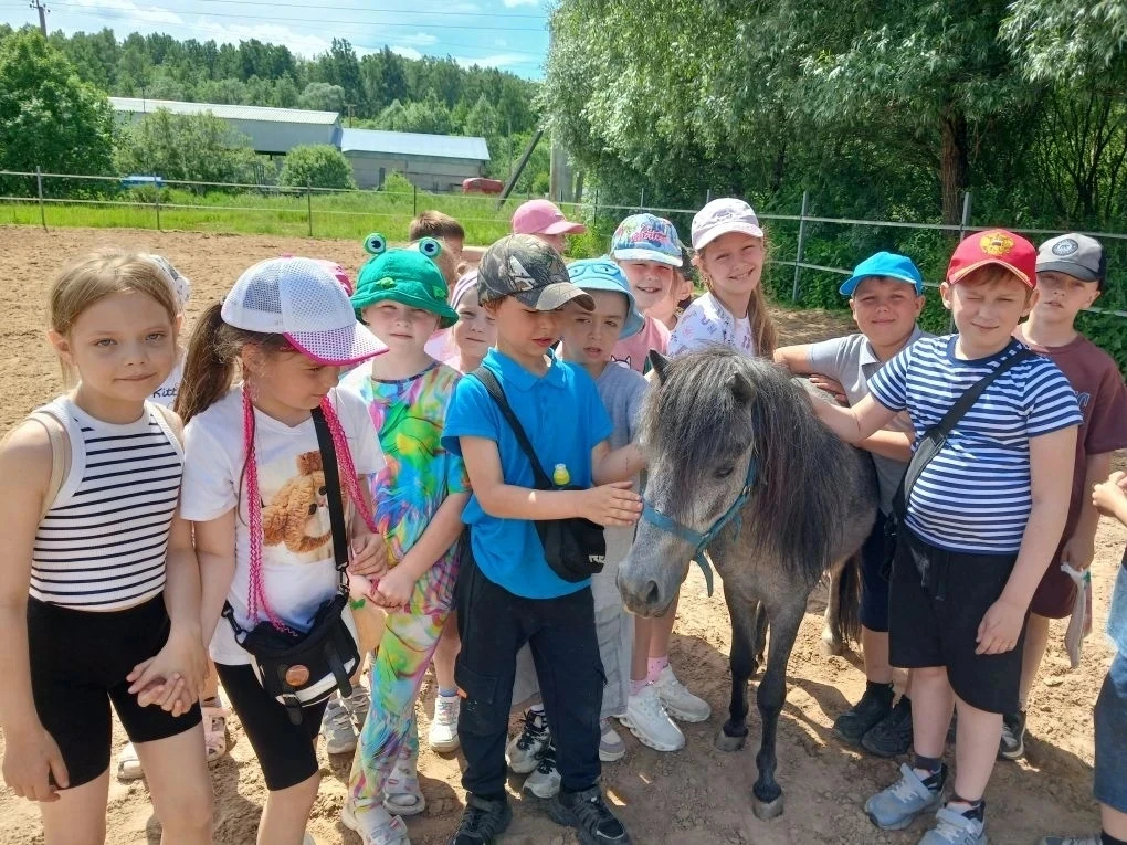 🐎 Поездка в конноспортивный клуб «Акрон»!
Ребята из нашего школьного лагеря при Борковской школе со