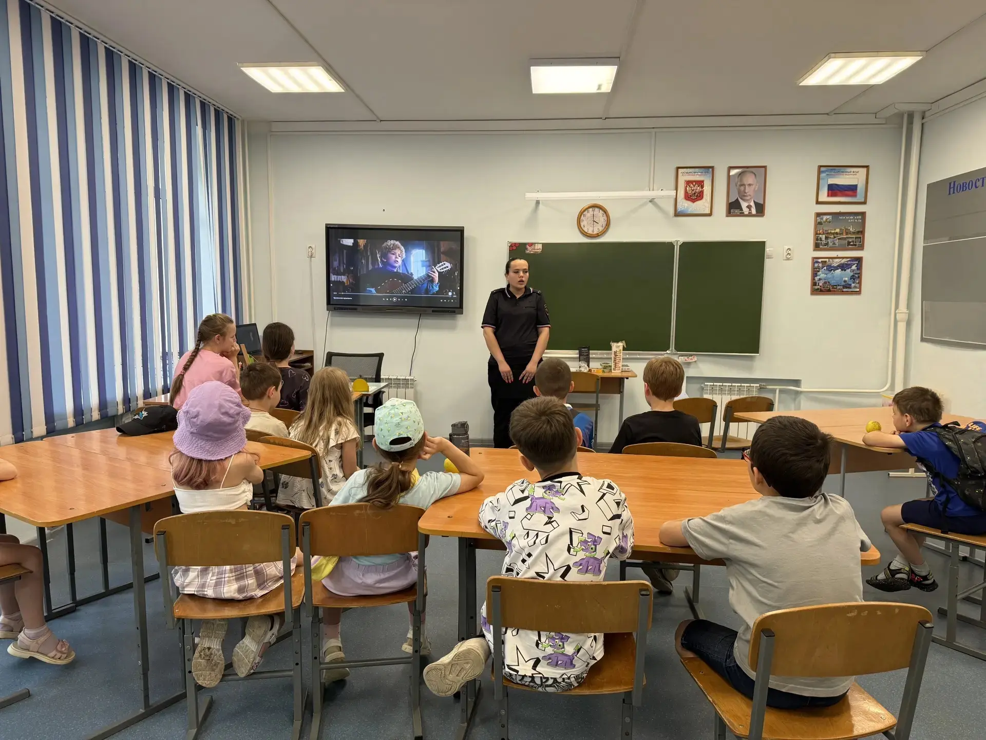 🚦 Безопасные каникулы: важный разговор с инспектором ГИБДД❗
Сегодня в нашем пришкольном лагере прош