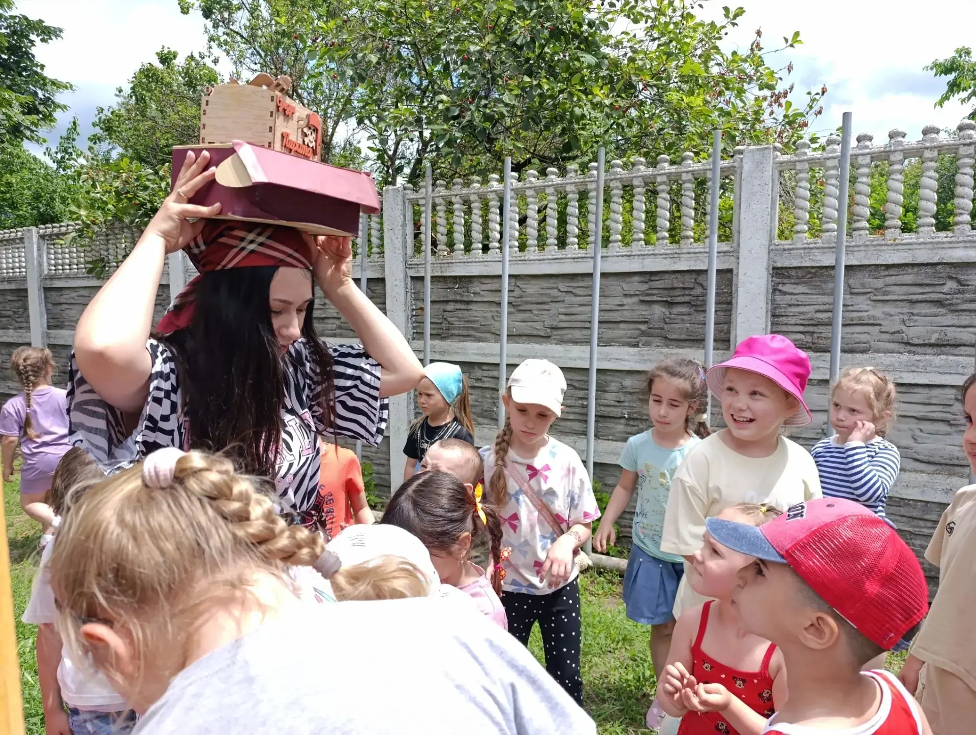 Свистать всех наверх! В нашем саду высадился пиратский десант! 🏴‍☠️🦜⚓ 

Сегодня обычная прогулка п