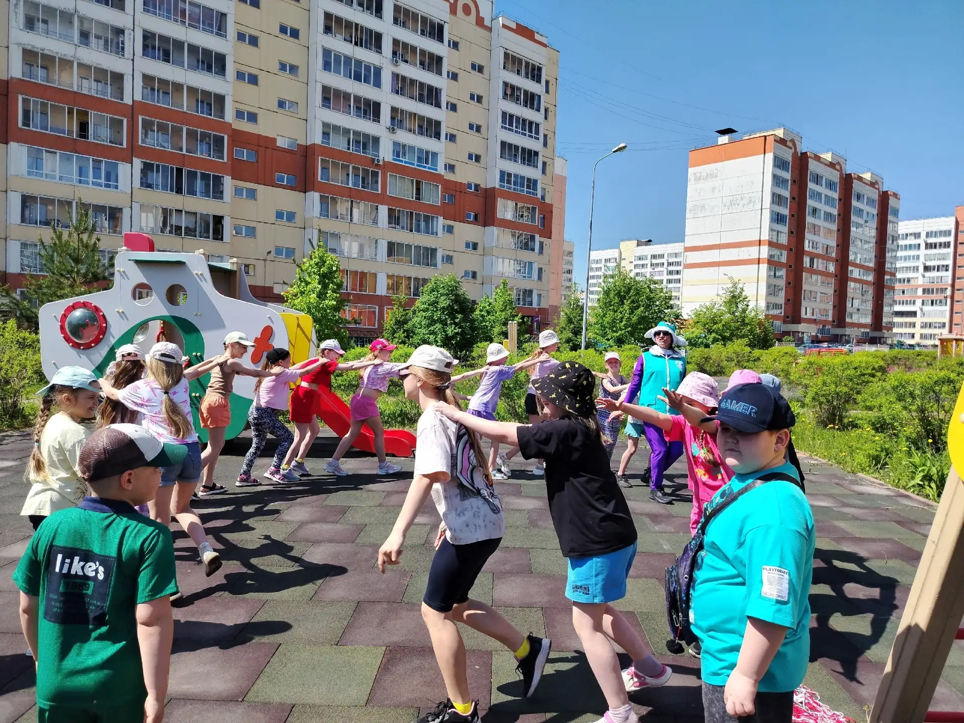 В первый день лета стартовал новый сезон лагеря Лето_в_красках ⛱ 
Впереди — целых три недели ярких п