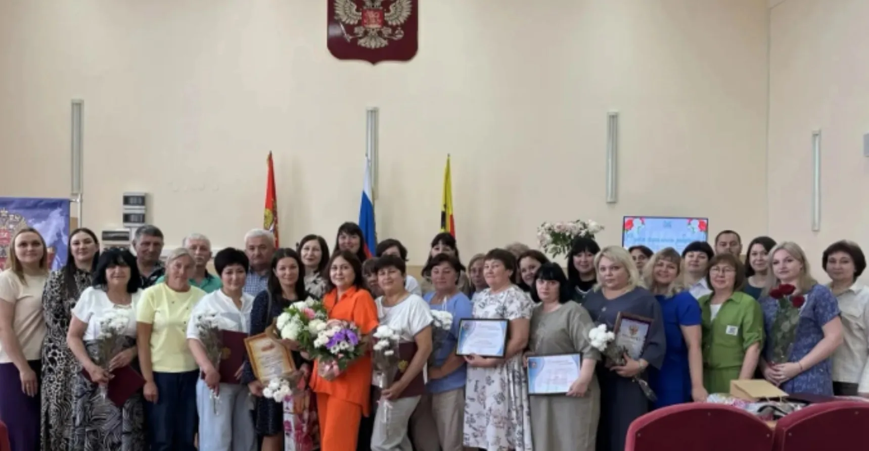 С Днём социального работника!

Сегодня  мы говорим спасибо людям с большим сердцем — тем, кто каждый