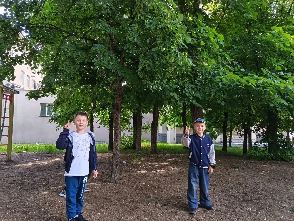 ⚡ Лето — время движения!

В нашем пришкольном лагере скучать некогда. День за днём ребята доказывают