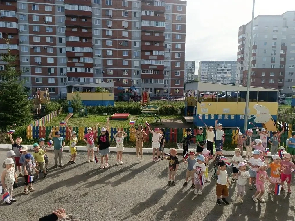 В этом году группа "Ириски" решила отметить День России ярко и запоминающеся. 

Мы подготовили мероп