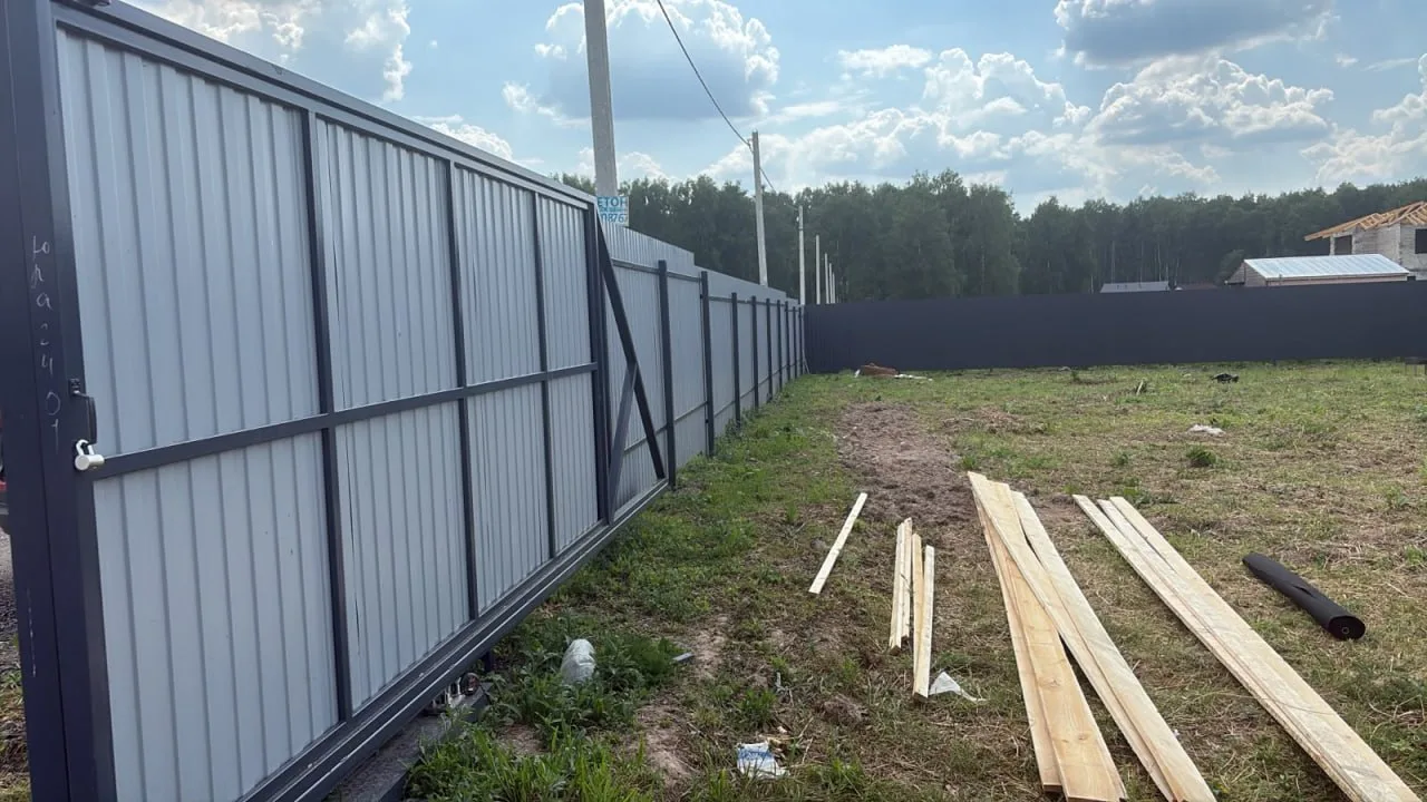 📍 Объект от 17.05.2026: забор из профнастила С-8 с откатными воротами и отдельно стоящей калиткой в