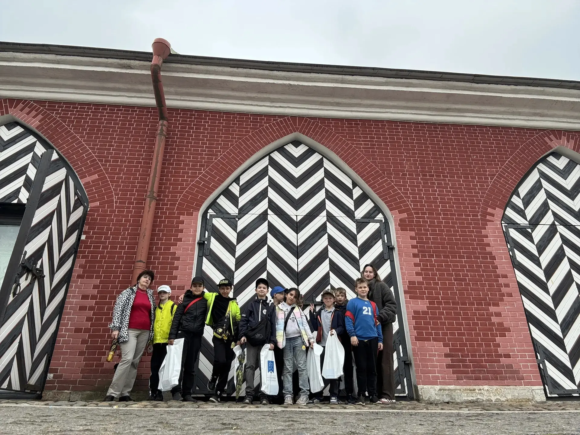22 мая ученики 2А класса отправились не просто на экскурсию, а на увлекательный
квест в атмосфере Пе
