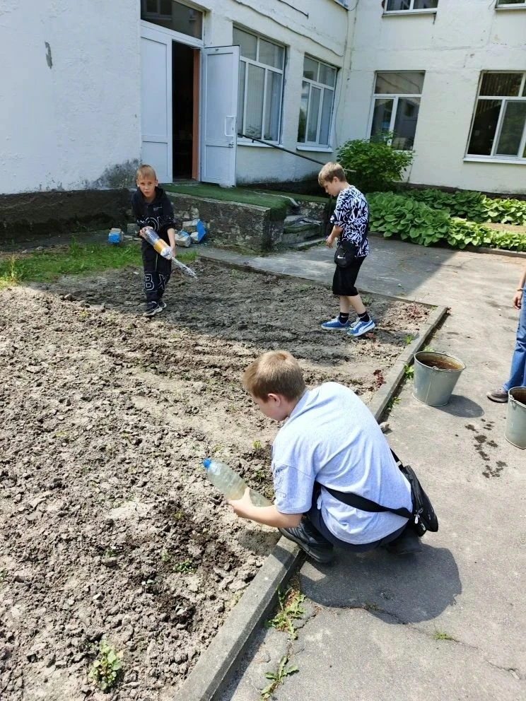 5. 06 В нашей  школе открылся  летний лагерь "Дружба". Утро началось с общей линейки, где все вместе