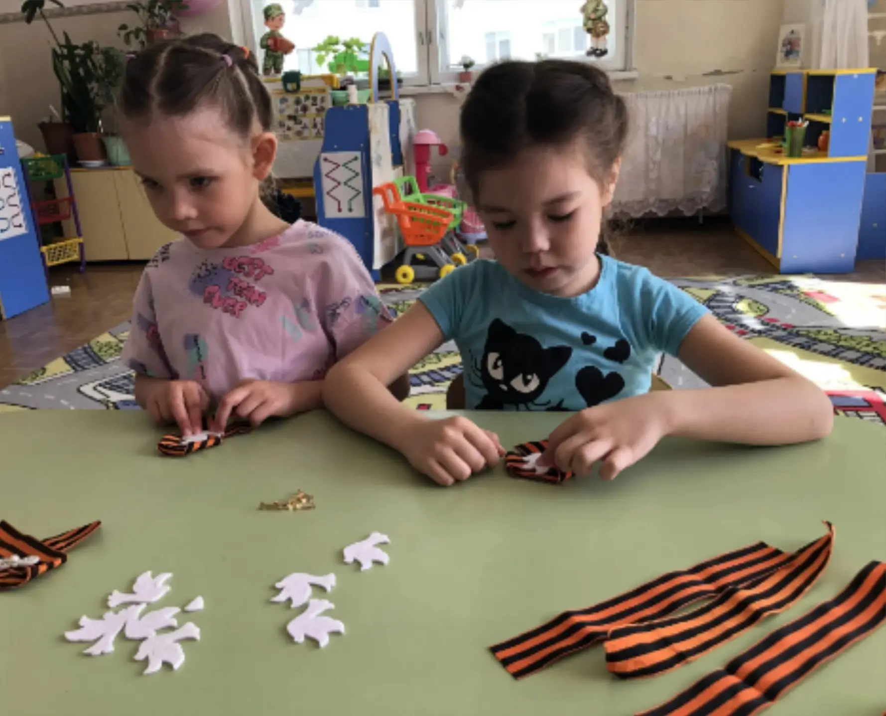 ️Акция «Георгиевская ленточка» в нашем детском саду!🎗️

Воспитанники группы № 4 гордостью приняли у