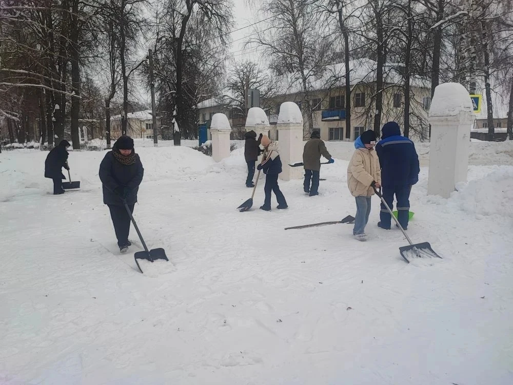 ❄️ Сугробы — не помеха для книголюбов!
Зима засыпала всё вокруг, но мы не сдаемся. Сегодня в библиот