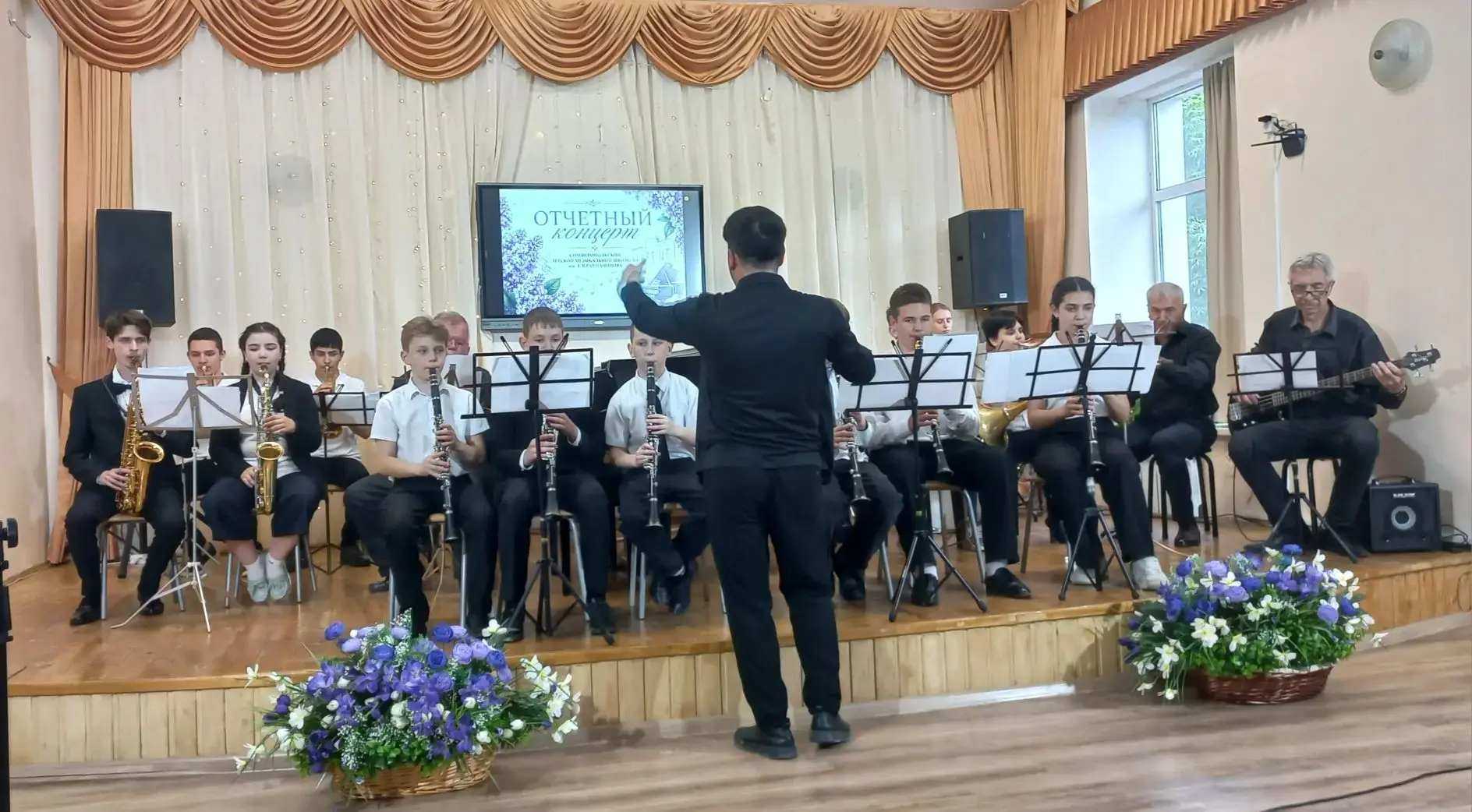 Подошёл к концу очередной учебный год в нашей школе, которая, несмотря ни на что, всегда остаётся хр