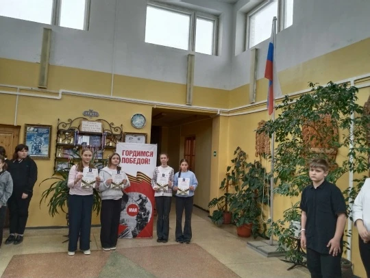 Сегодня на традиционной линейке ребята-гимназисты получили награды за участие в конкурсах: "Безопасн
