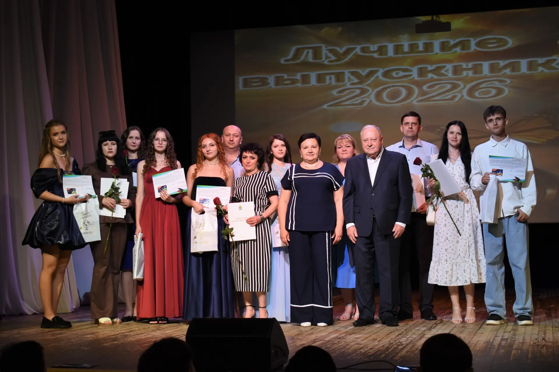 🏆 Золотой фонд школы № 19: наши медалисты получили заслуженное признание! ✨

🎓 1 июля в Кинешме пр