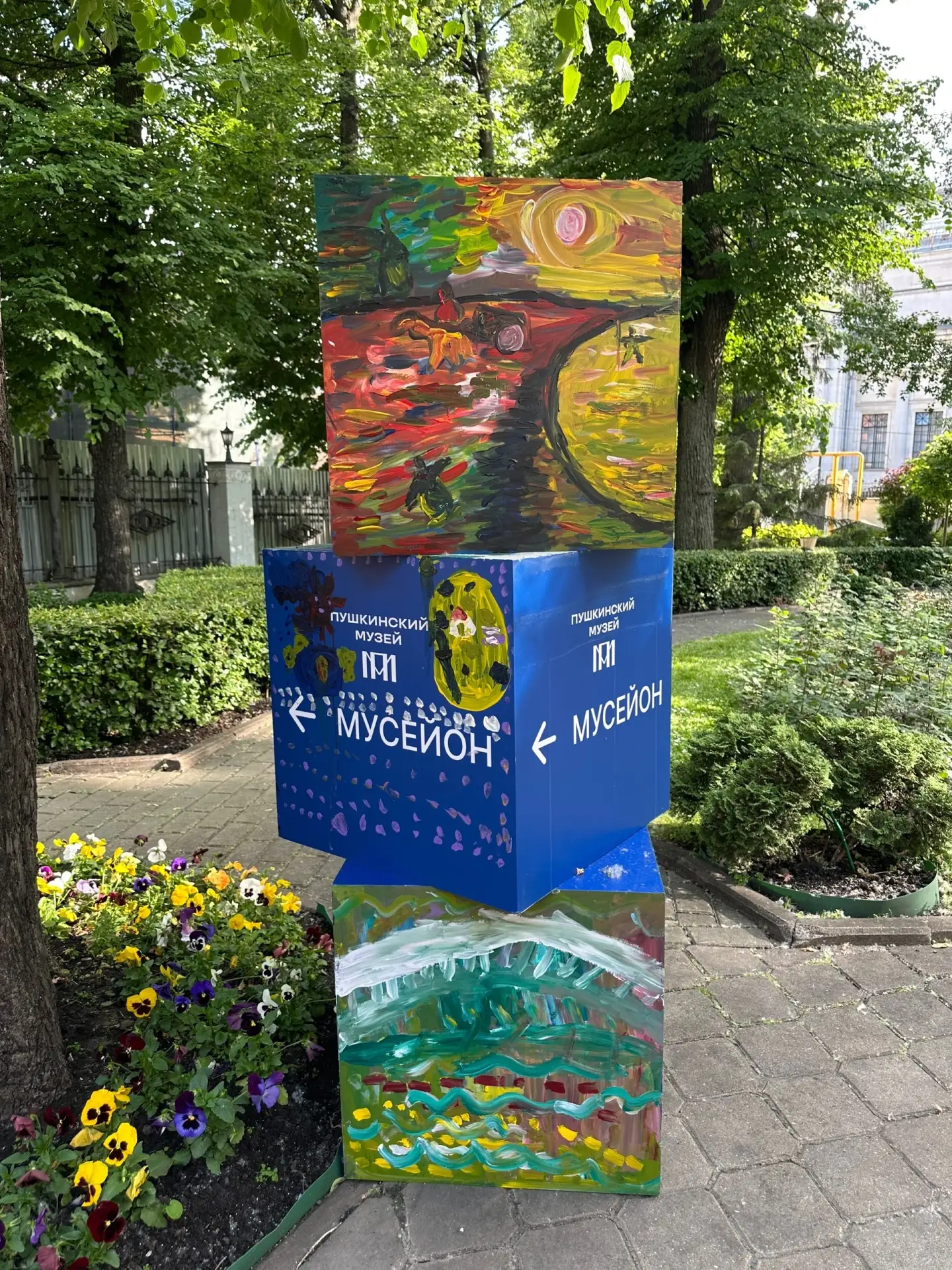 🎨 Маленькие художники и большие кубы 

В конце мая во дворе Мусейона появились расписанные кубы. Их