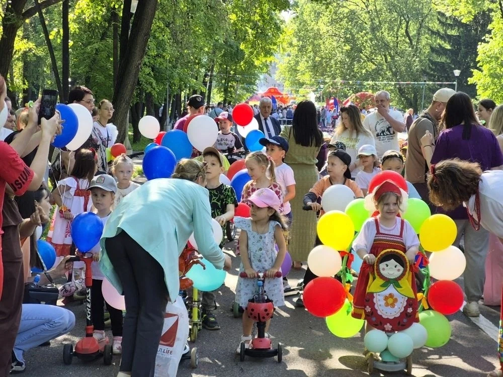 🎉 Наш День защиты детей: парад дружбы и весёлый флэшмоб!
В День защиты детей наш детский сад вместе