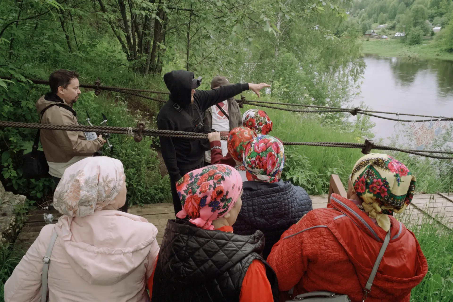 Мегафон, телефон со сценарием и капюшон от ветра в первый день, солнце во второй. «Мотор» - и пара у