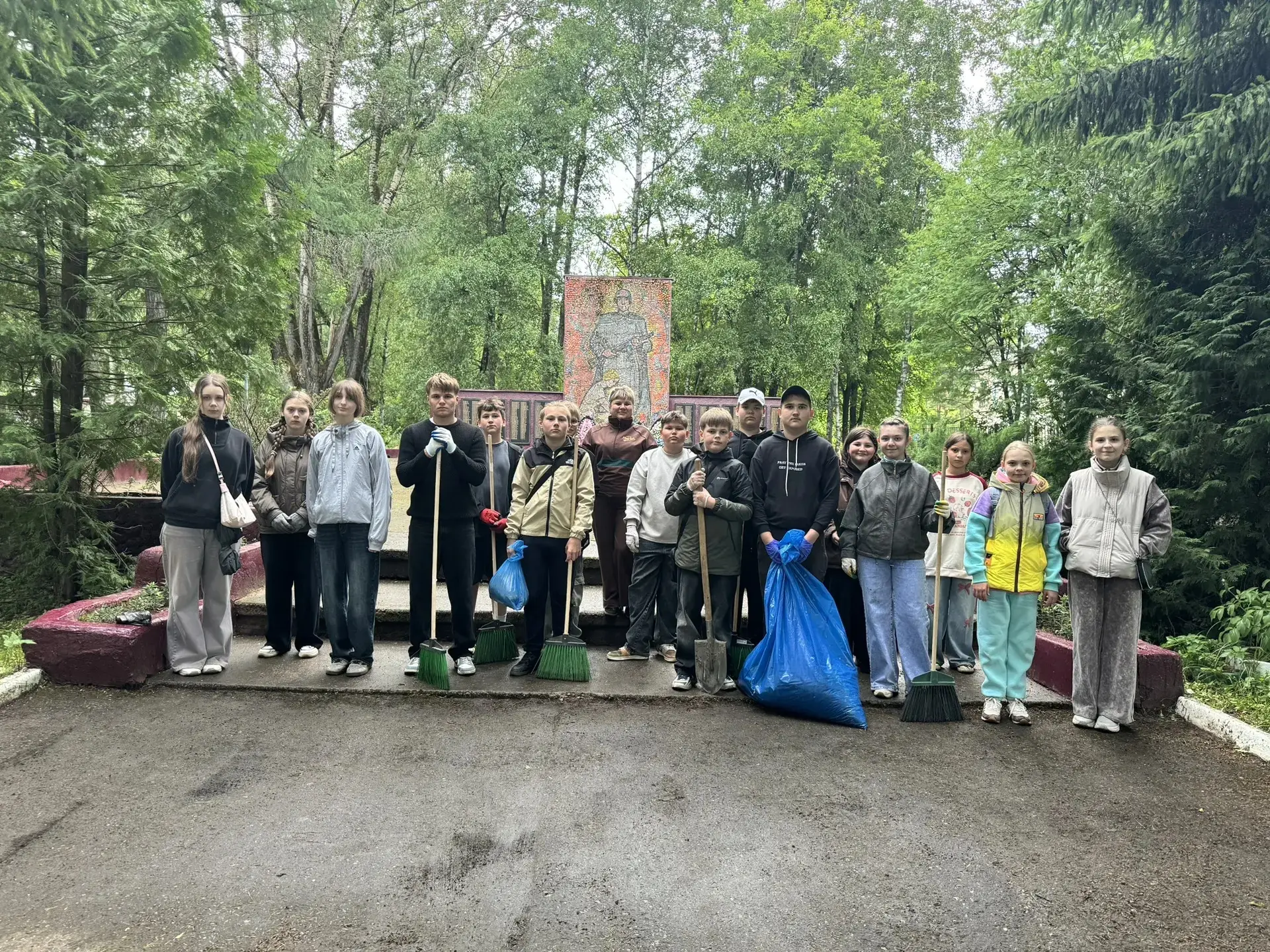 Сегодня волонтёры и юнармейцы провели субботник у памятника воинам‑краснопрофинтерновцам, погибшим в