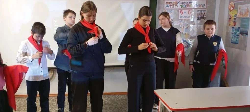 "Наследники пионерии"
 
Под таким названием в нашей школе прошло мероприятие, посвящённое Дню детски