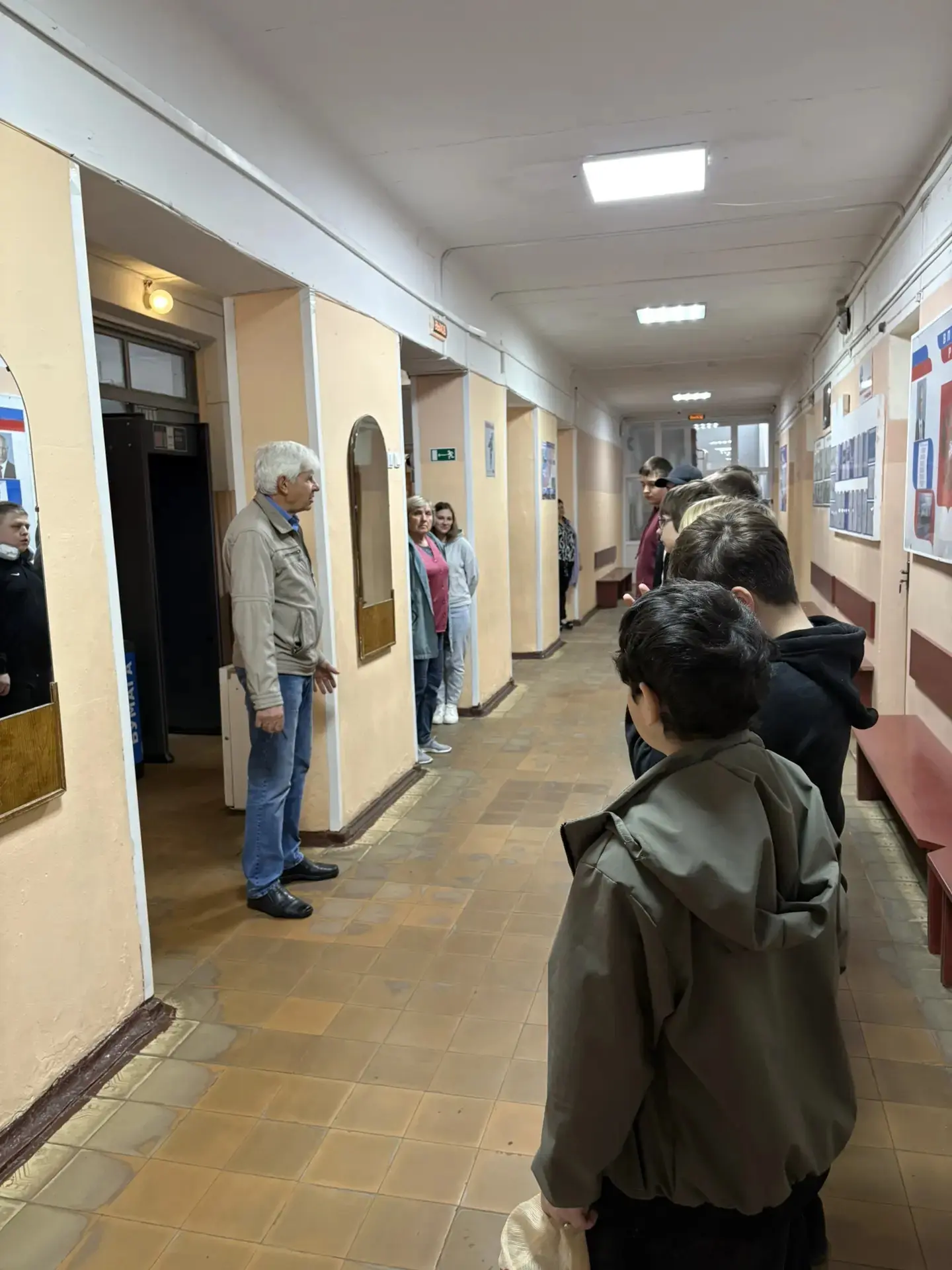 Сегодня началась 5-ая трудовая четверть. 
Традиционно начало недели начинаем с линейки, даже в 5 лет