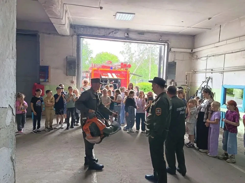 🚒 10 июня 3-й и 5-й отряды нашего пришкольного лагеря отправились в гости к пожарным в пгт Сибирцев