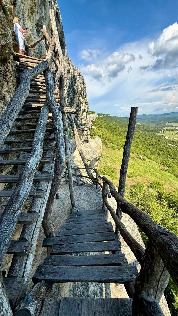 Дыхание веков в скалах Крыма. Пещерный монастырь Челтер‑Мармара

🏞 Вдали от суеты словно парит над 
