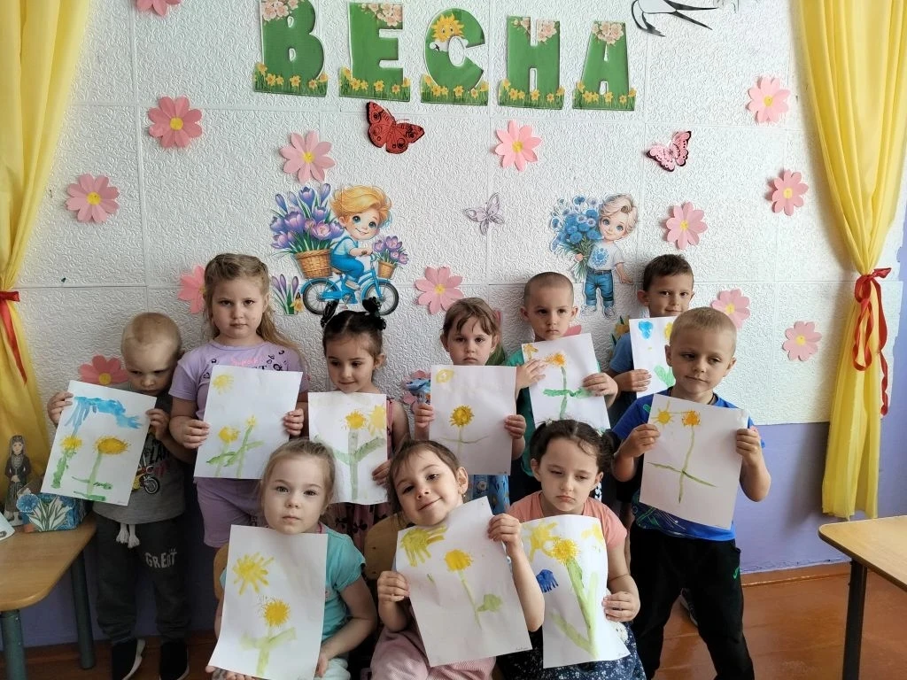 Уронило солнце 
Лучик золотой. 
Вырос одуванчик, 
Первый, молодой. 
У него чудесный 
Золотистый цвет