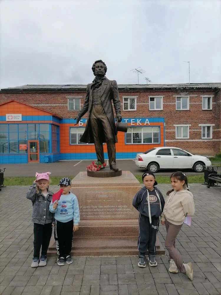 Июнь в нашем детском саду посвящён сказкам Пушкина. И мы на своем паруснике отправились в путешестви