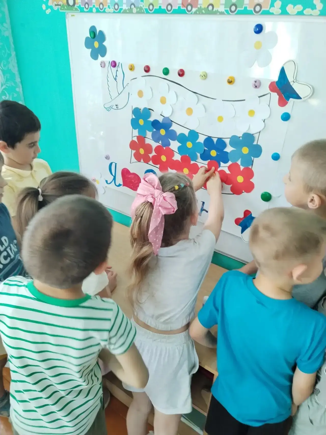 В подготовительной группе детского сада прошла акция,посвященная Дню России.🇷🇺
Воспитатель познак