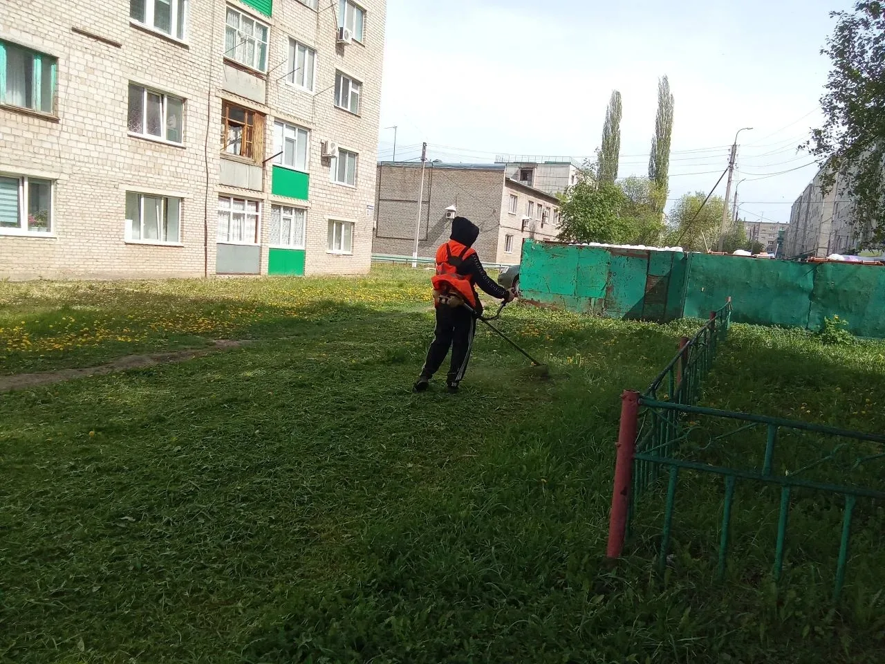 Проведение работ по покраске и покосу травы. Уважаемые жители, если видите свежеокрашенные МАФ, прос