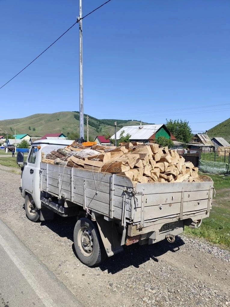 Дрова дубовые чурбаками и колотые автомобиль УАЗ.
