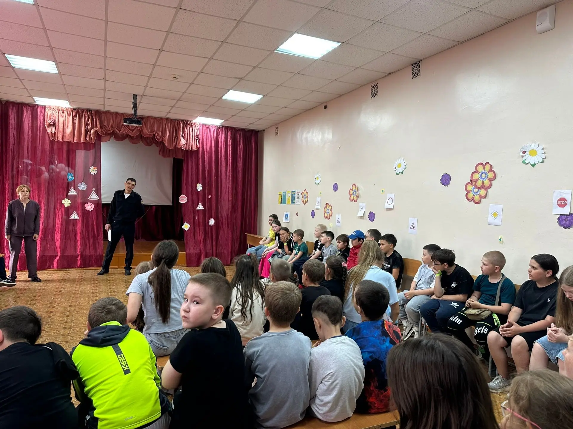 Безопасность детей — главная тема лета! Вчера в нашем лагере прошла важная встреча с сотрудником Гос