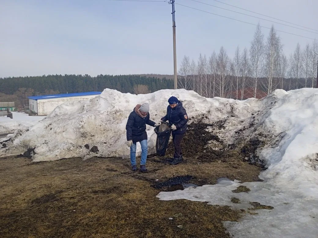 В рамках месячника по благоустройству, работники Виргинского Дома культуры вышли на уборку территори