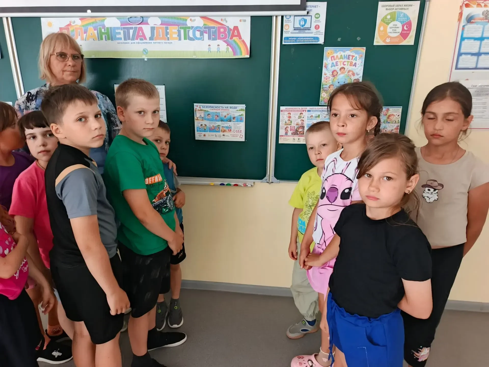 Пришкольно - оздоровительный лагерь. Безопасность на воде.

Ребята в пришкольном лагере "Планета Дет