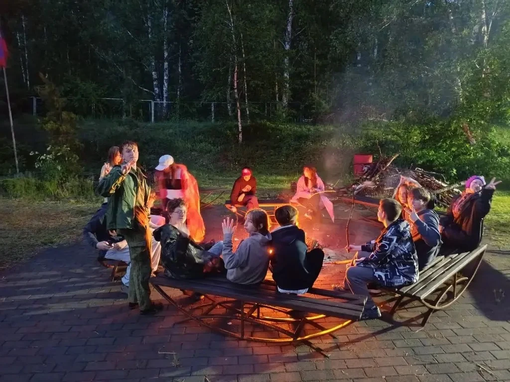 Хорошо у костра 🔥в походе🏕️👍💥🎉