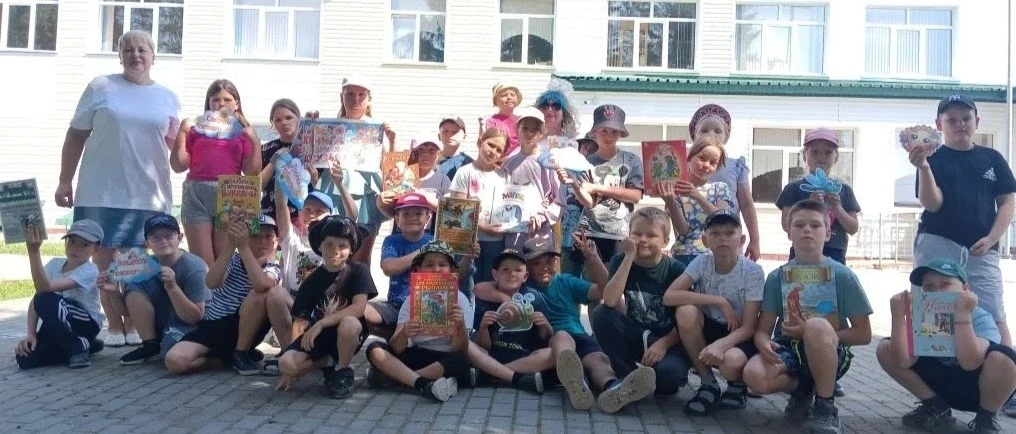 "С книгой в летнем рюкзачке"

Одна из основных целей программы Летних чтений - это организация досуг