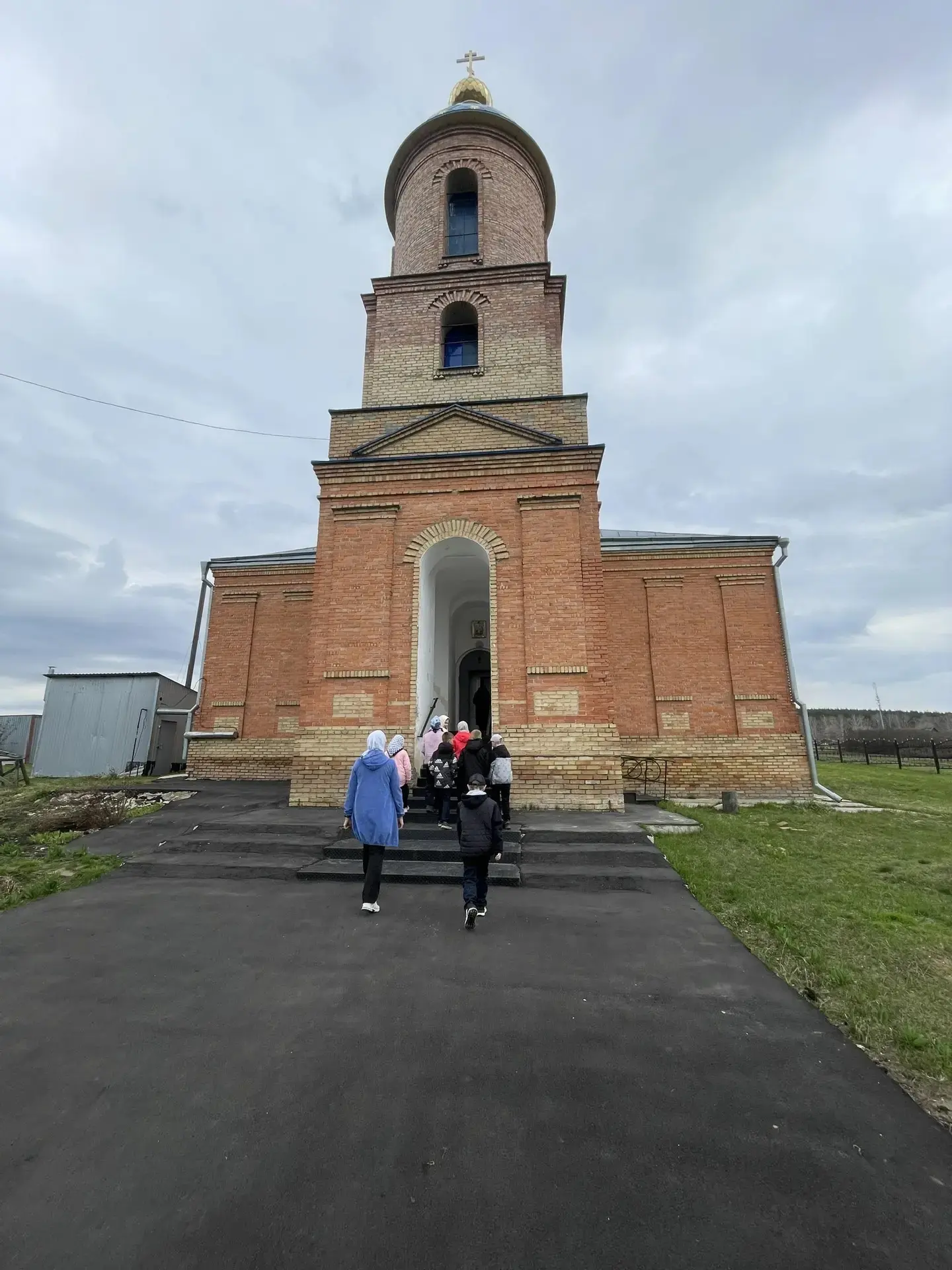В течение Светлой седмицы — первой недели после Пасхи — в православных храмах принято разрешать звон