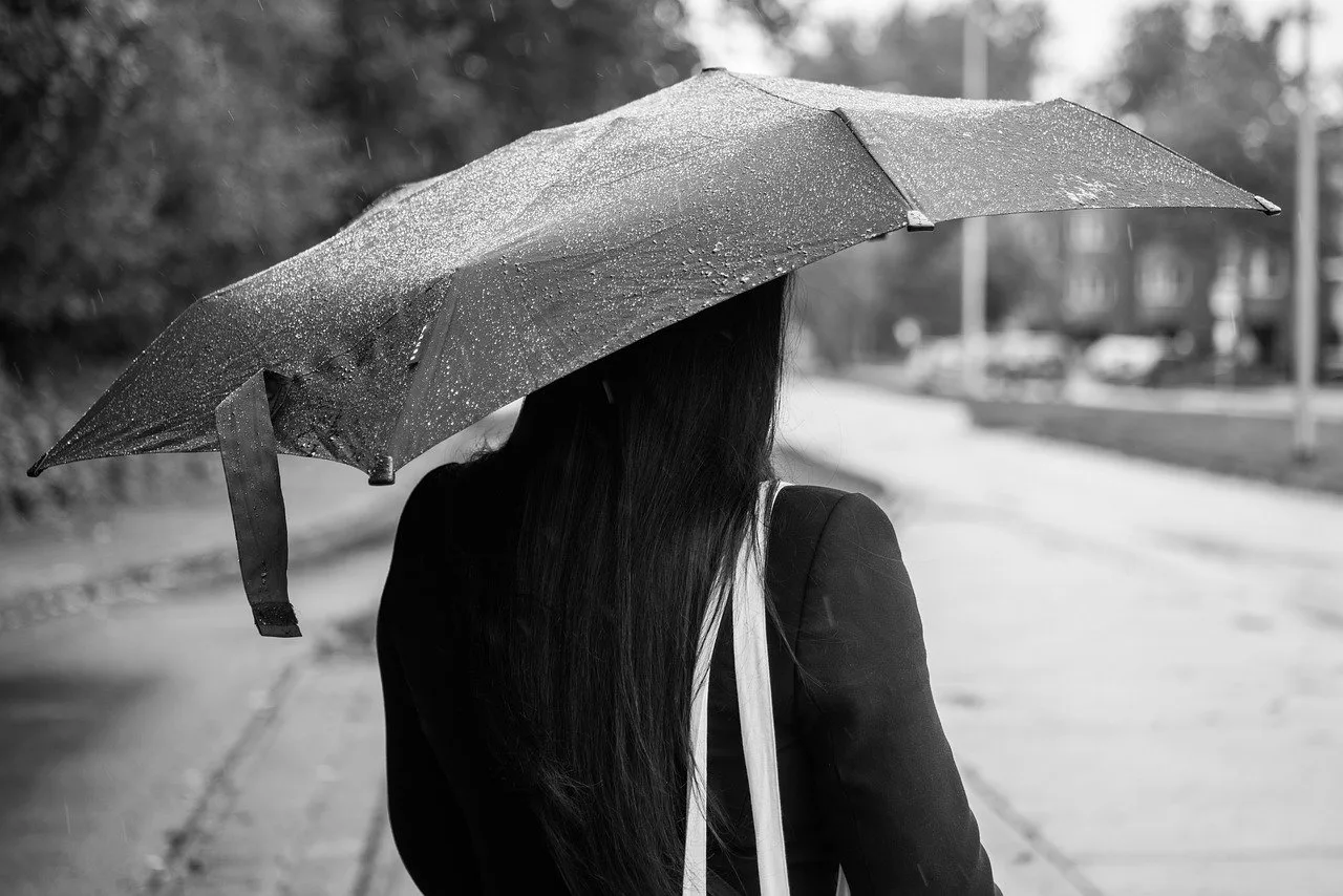 Дождь стучит по крыше с самого утра...
Это плачет небо, так же, как и я...
Это плачет сердце у меня 