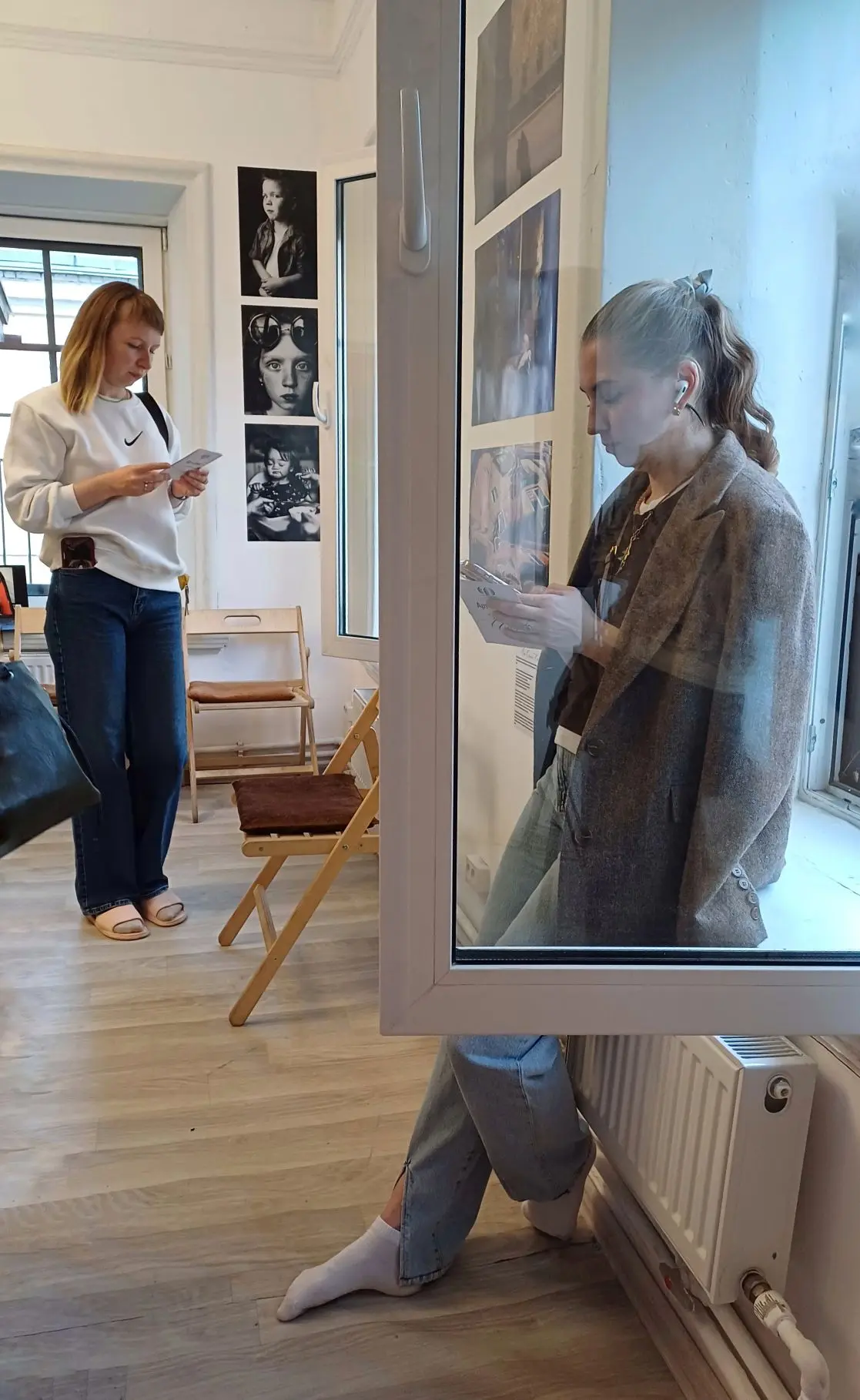 Запечатлела момент и назвала его "Читающие о своём".  

Мне нравится и в цвете и чёрно-белом, в кажд