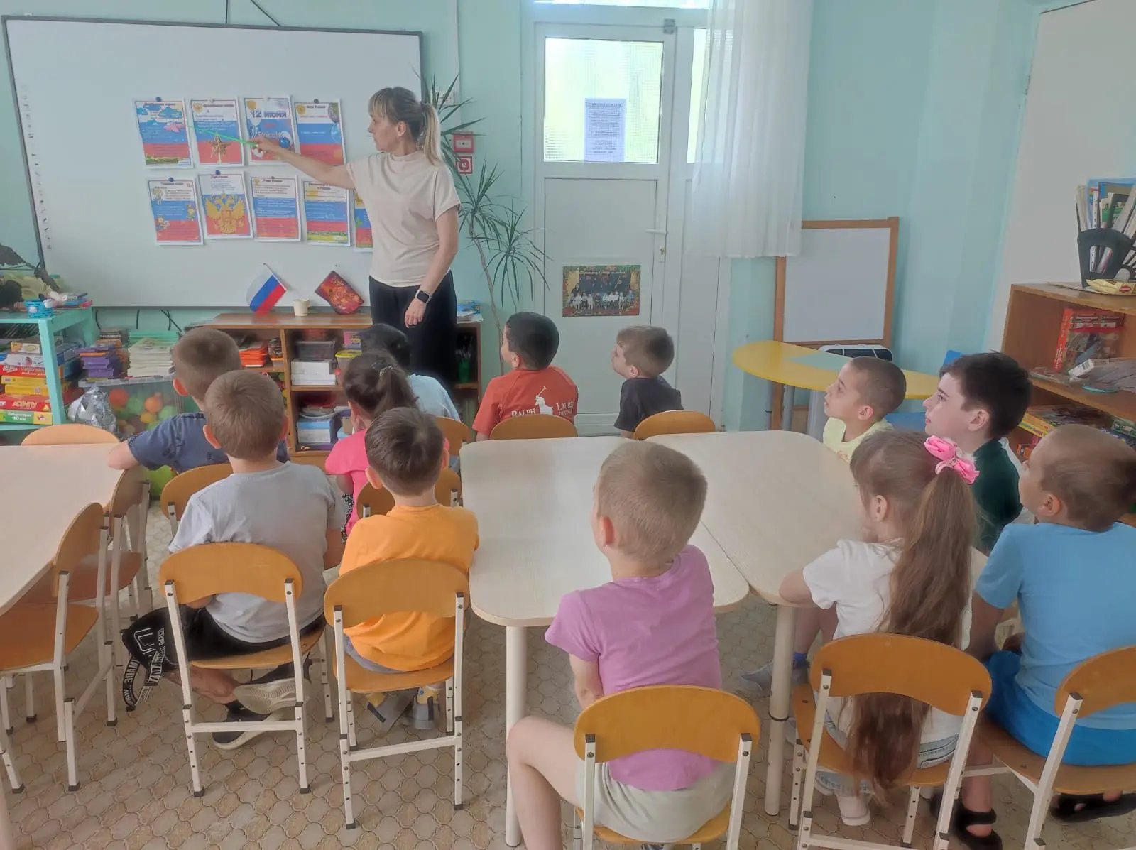 🇷🇺 В преддверии Дня России в старшей группе прошло тематическое занятие «С чего начинается Родина»