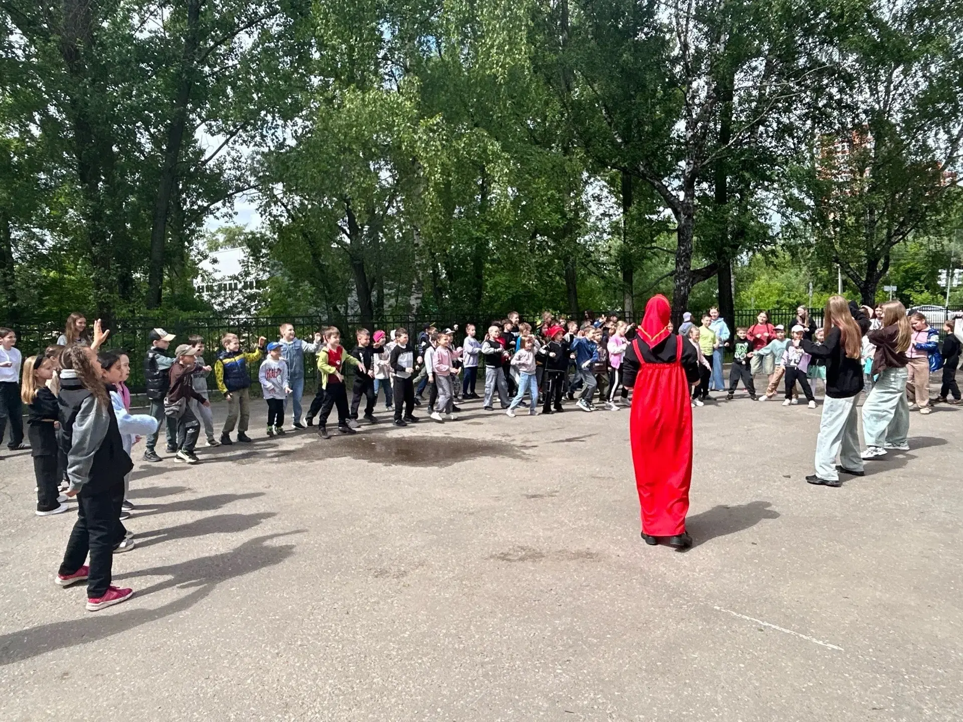 Сегодня в школьном лагере для ребят прошла музыкально-развлекательная программа с группой «Зазеркаль
