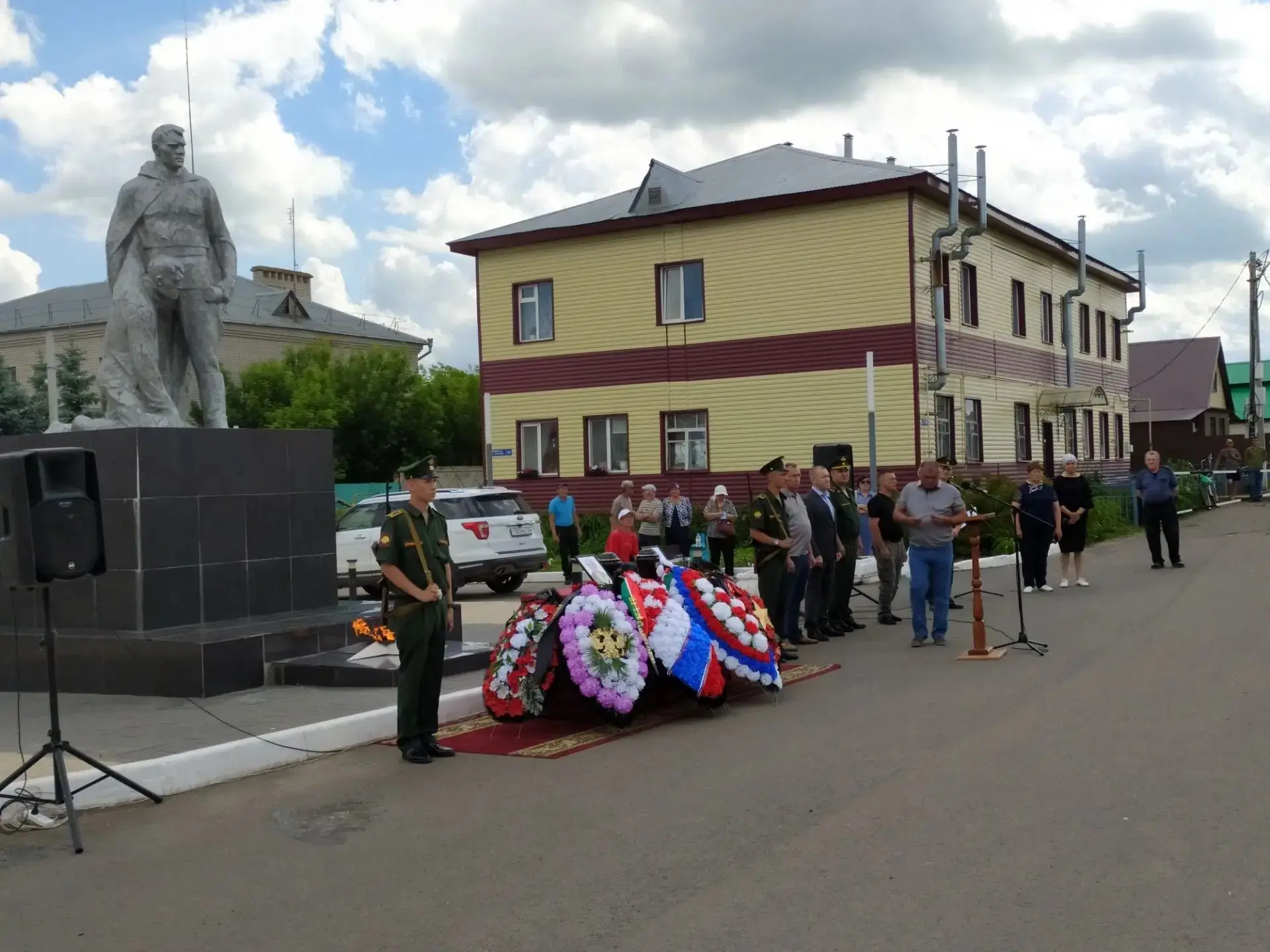 Юнармейский отряд имени Дмитрия Чуманова Базарно-Матакской гимназии принял участие в траурном митинг
