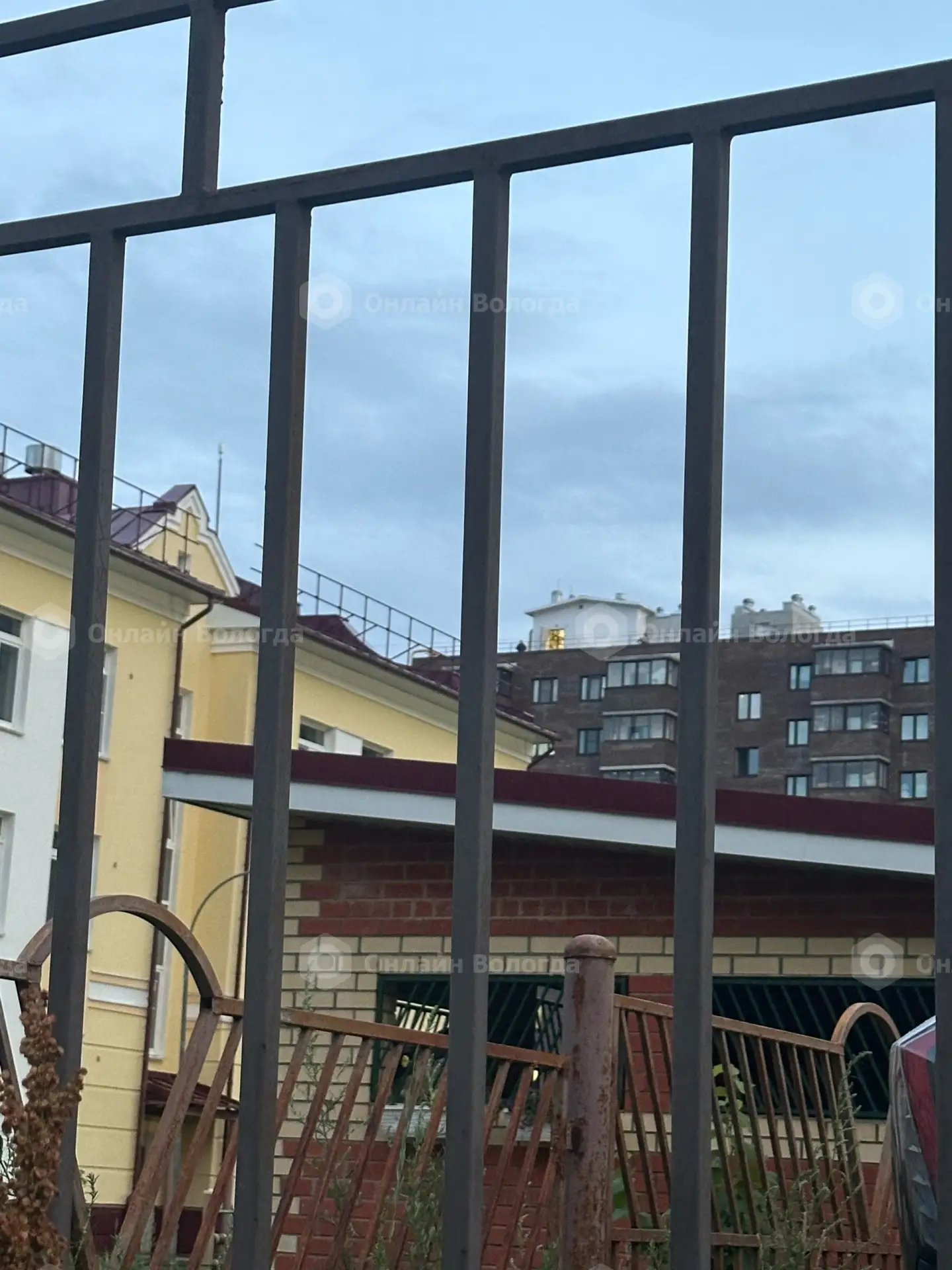 Кто-то следит за этим? Дети на крыше ползают на улице молодежная любимый дом