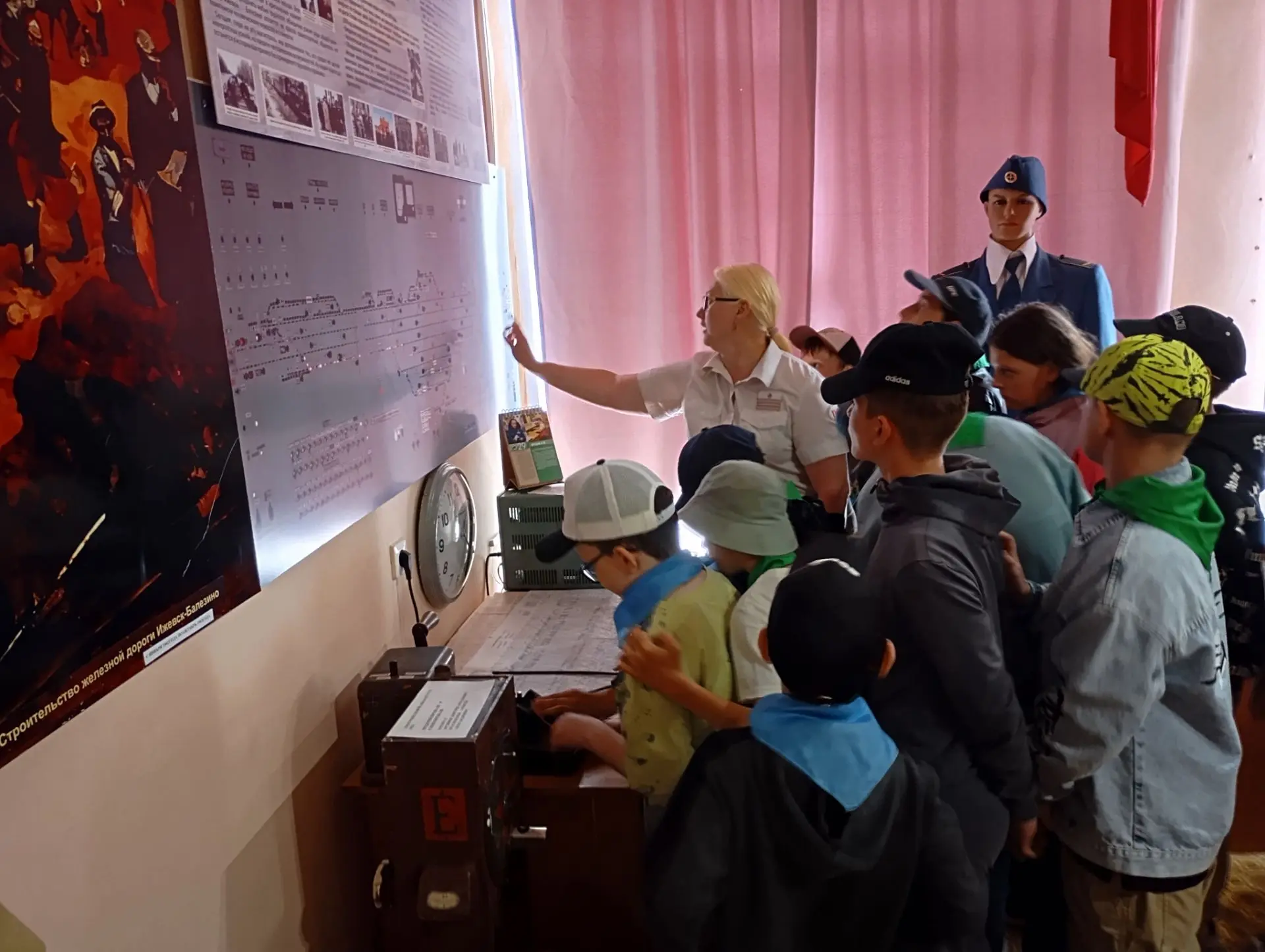 🚂Осторожно, железная дорога!🚂
В пришкольном лагере " Радуга" большое внимание уделяется безопаснос