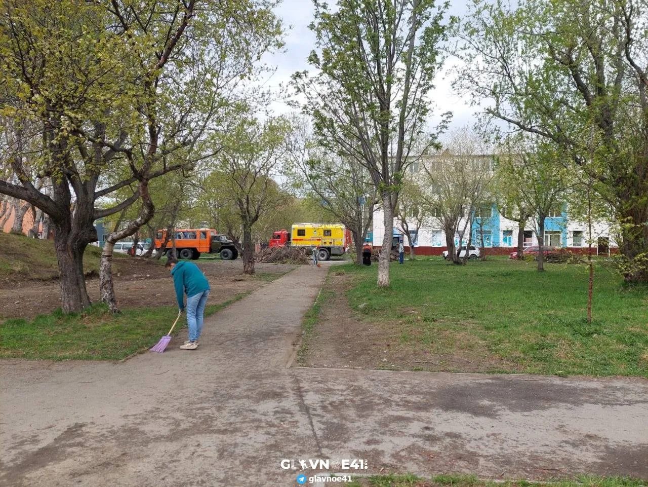 Субботники продолжаются: сотрудники института вулканологии привели в порядок сквер на бульваре Пийпа