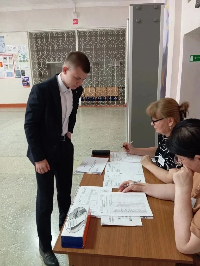 📢Сегодня  для    выпускников 11 классов пройдут экзамены по обществознанию (33 человека) и физике (