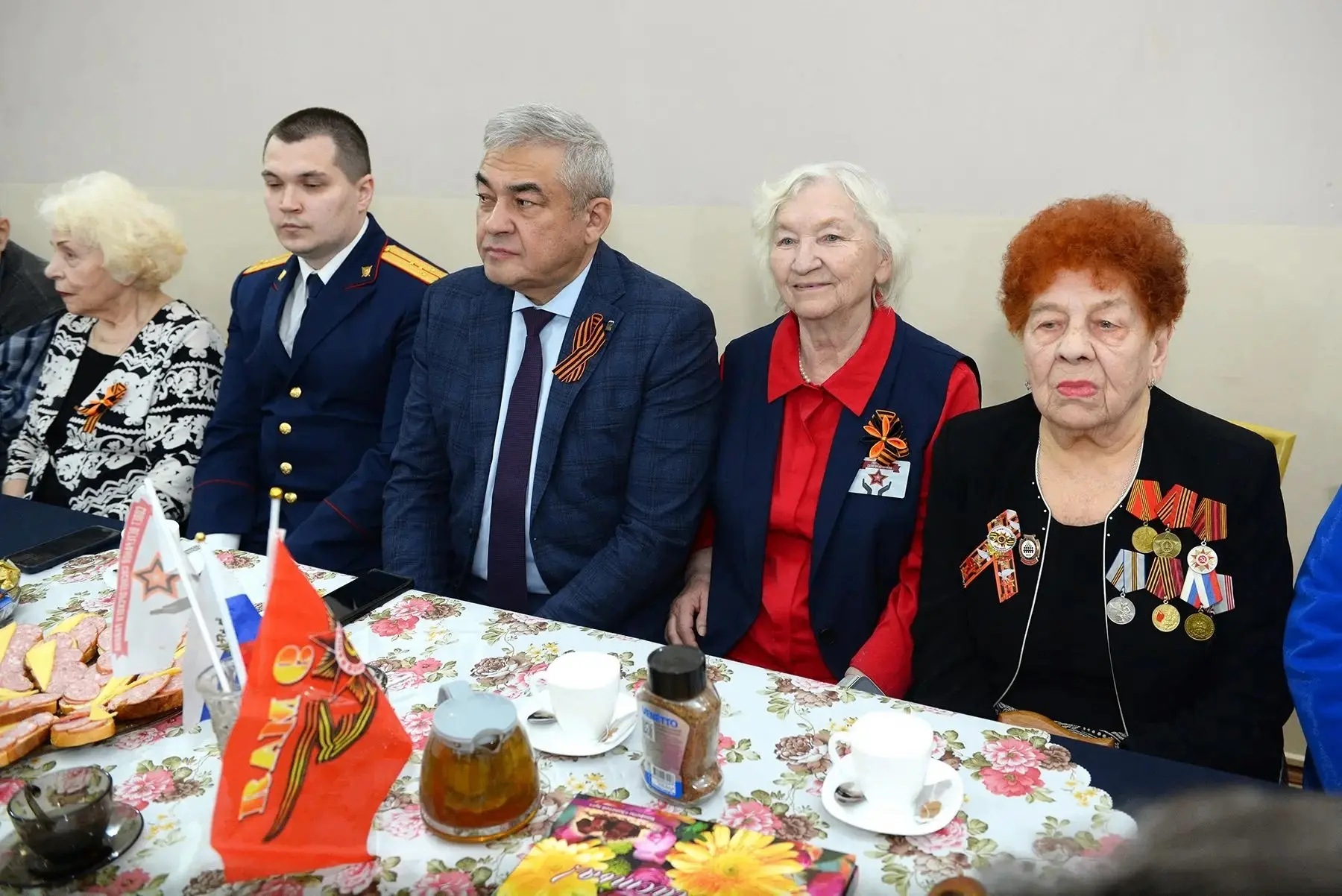 В ГДК «Горизонт» состоялась встреча Главы Сосногорского района Ильдара Махмутова с ветеранами.

В ую