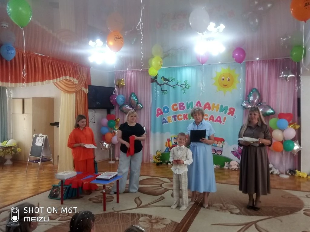 В добрый путь выпускники!
28 мая в подготовительной группе №10 "Капельки"  прошел музыкальный праздн