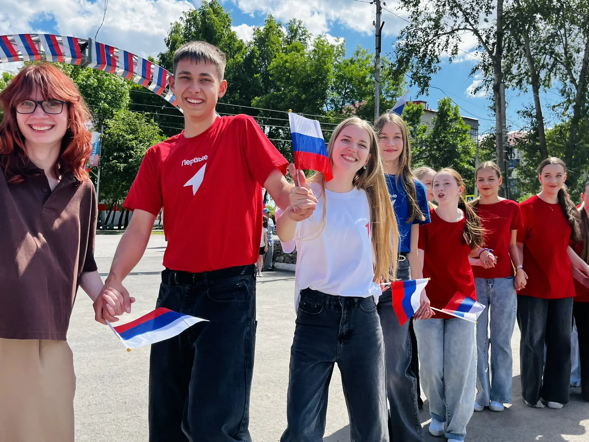 🇷🇺 День России: яркие эмоции на грандиозном концерте!

🎤 Школьники и активисты Движения Первых Ве
