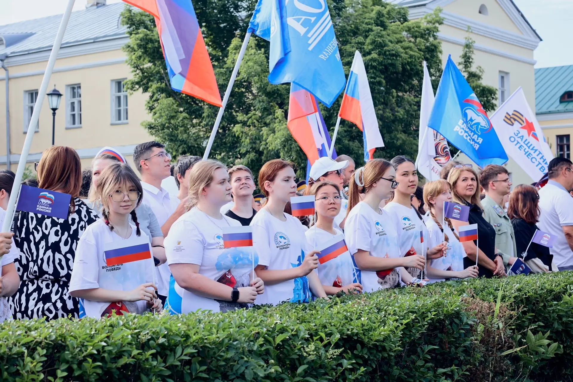День России отметили в Астраханской области — на территории Кремля перед зданием Гаупвахты состоялас