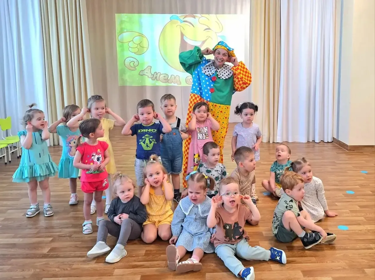 Сегодня у нас - День смеха-ха! 😁  Мы вместе насладились атмосферой веселья! 
А в группе всех ребят 